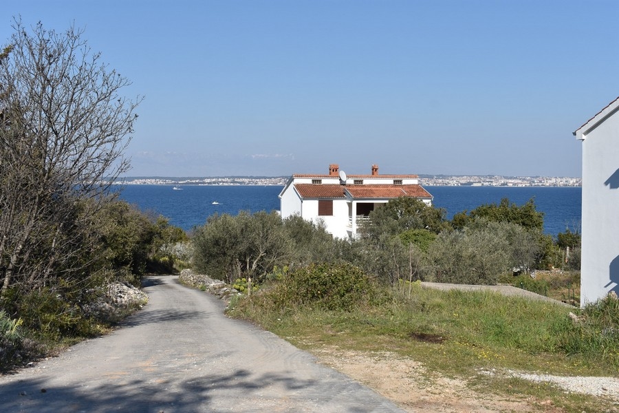 Route d'accès à la maison en bord de mer