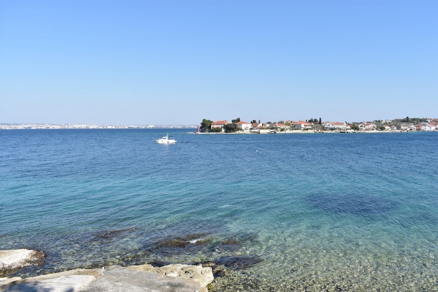Mer limpide le long de la côte