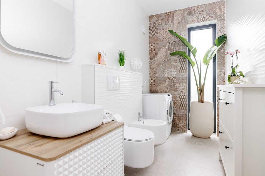 Salle de bains avec vasque à poser et mur carrelé à motifs