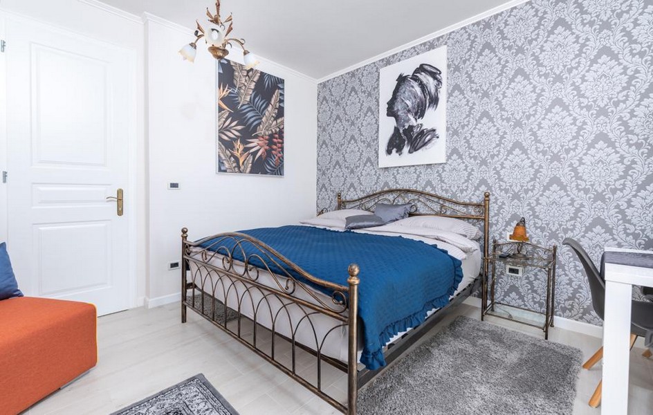 Chambre avec lit double et papier peint décoratif dans une villa de luxe en Istrie à vendre.