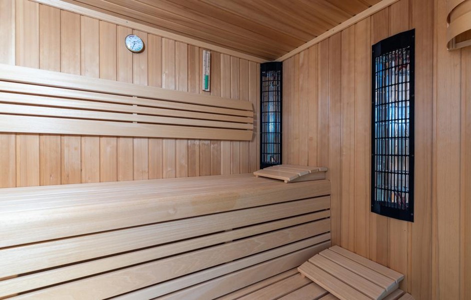 Sauna en bois dans une villa de luxe en Istrie, en vente.