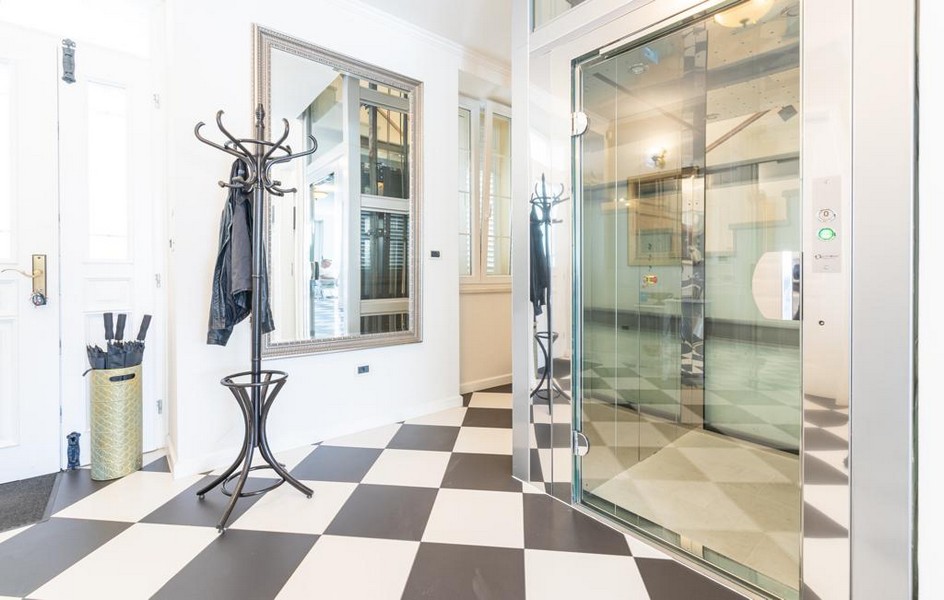 Entrée avec vestiaire et sol en damier à Rovinj