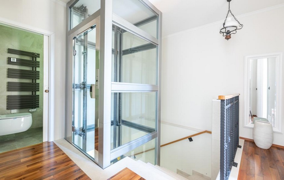 Salle de bains et ascenseur dans la villa de luxe en Istrie à vendre.