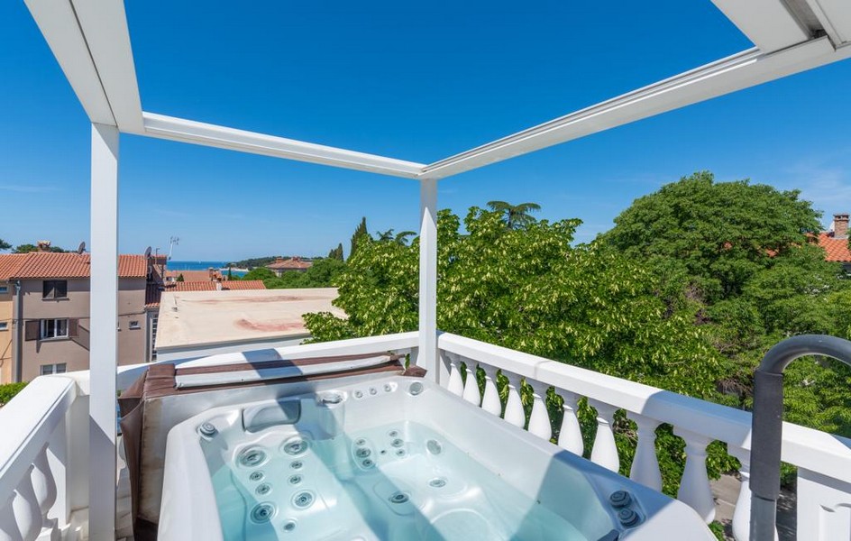 Jacuzzi sur le toit-terrasse d'une villa de luxe à vendre en Istrie.