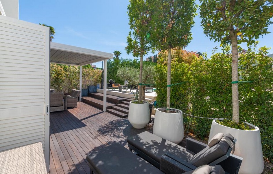 Terrasse extérieure soignée avec coin salon dans une villa de luxe en Istrie à vendre.