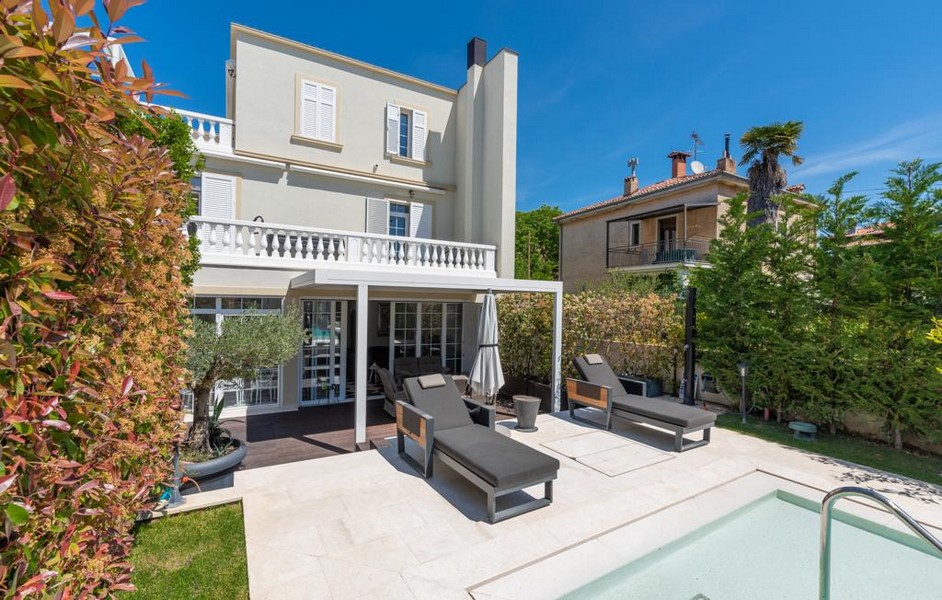 Vue arrière de la villa de luxe en Istrie avec piscine et terrasse, en vente.