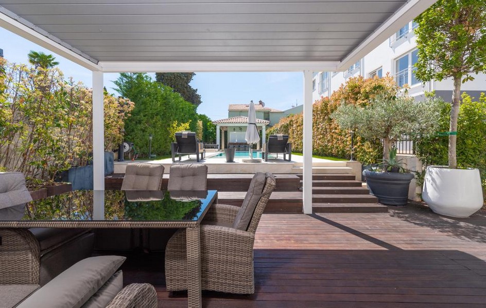 Terrasse lounge couverte dans une villa de luxe à vendre en Istrie.