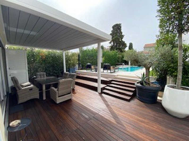 Terrasse en bois semi-couverte avec vue sur la piscine de la villa de luxe en Istrie à vendre.