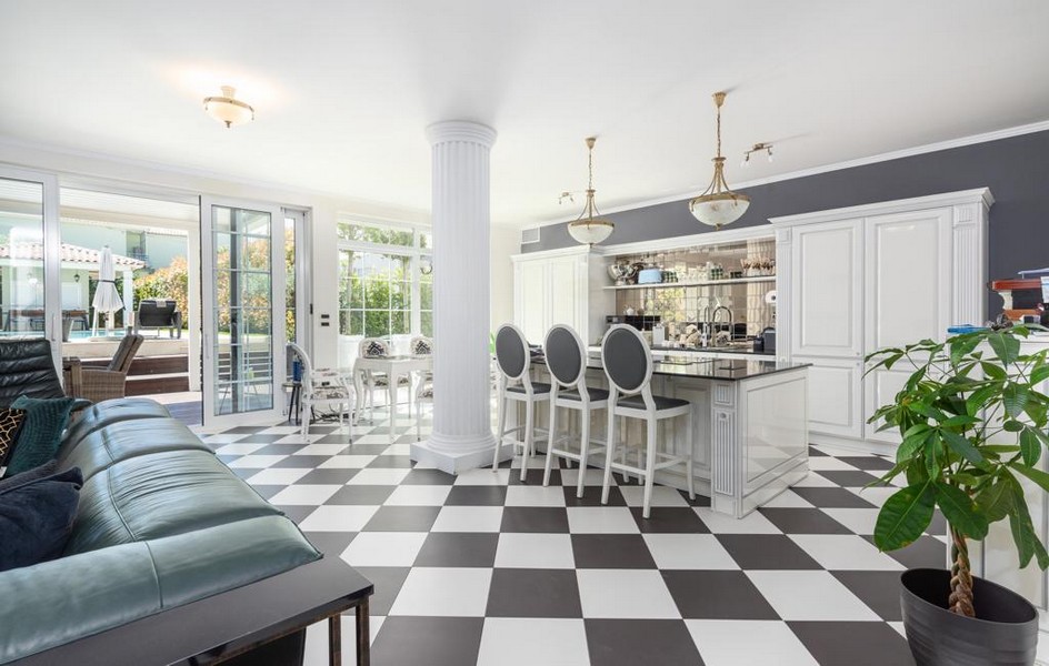 Salon avec sol en damier et colonnes dans une villa de luxe à Rovinj