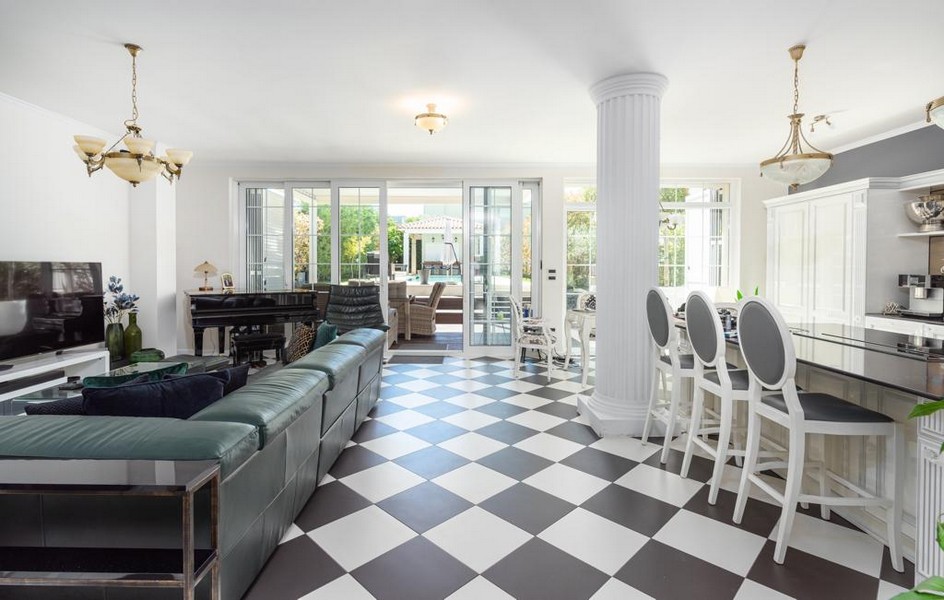 Salle à manger avec sol en damier dans une villa de luxe à Rovinj