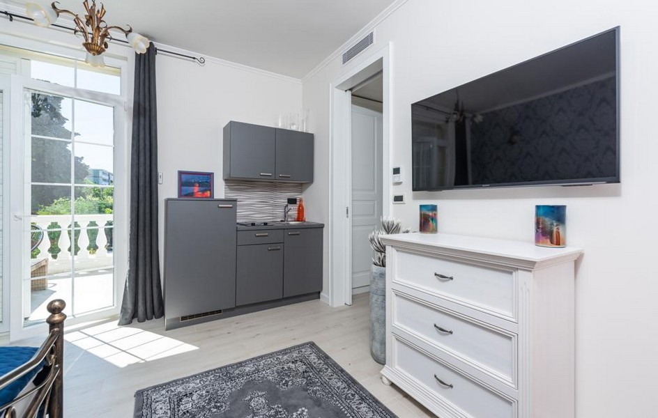 Pièce moderne avec télévision et armoire dans la villa de luxe à vendre en Istrie.