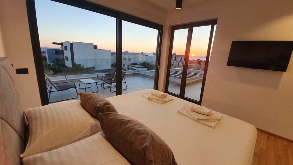 La chambre à nouveau, avec télévision et vue sur la terrasse.