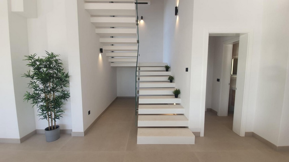 La cage d'escalier lumineuse.