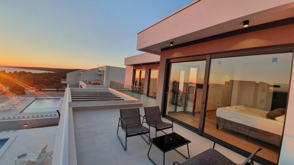 La terrasse supérieure offre une belle vue mer.