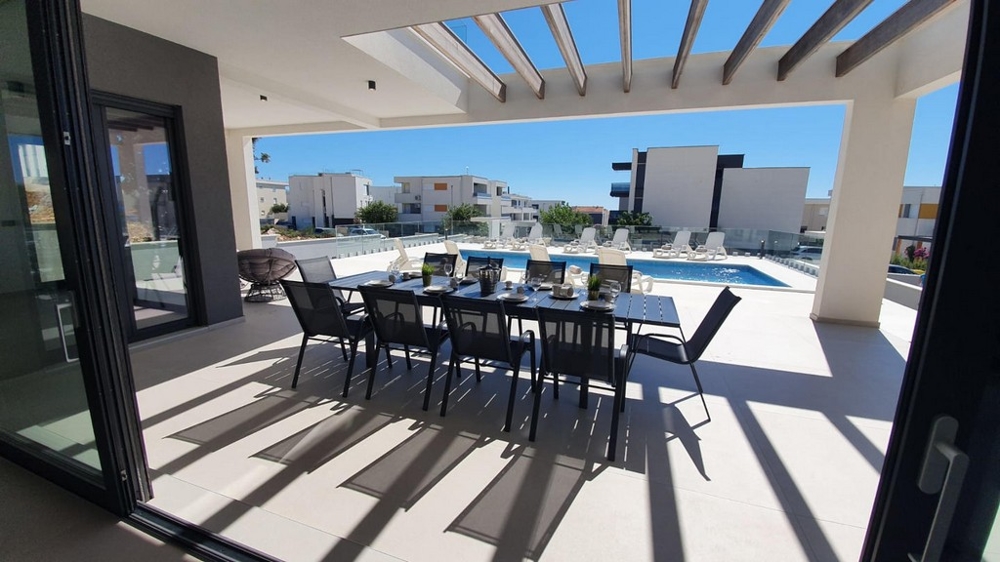 Villa avec piscine à Novalja sur l'île de Pag à vendre - Panorama Scouting.