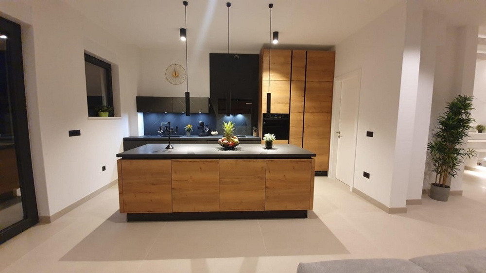 Cuisine moderne et haut de gamme aspect bois.
