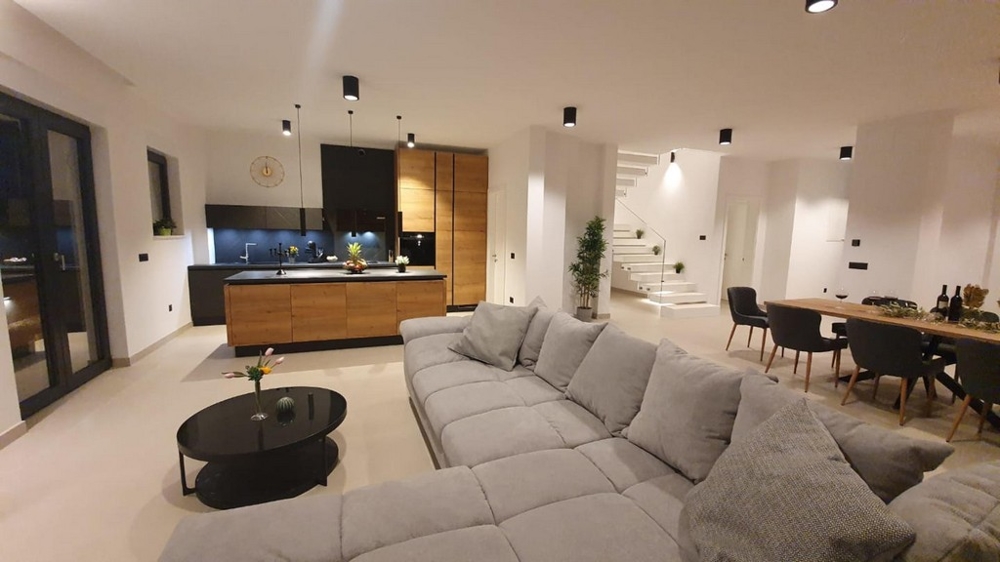 Vue depuis le canapé sur le coin repas et la cuisine.