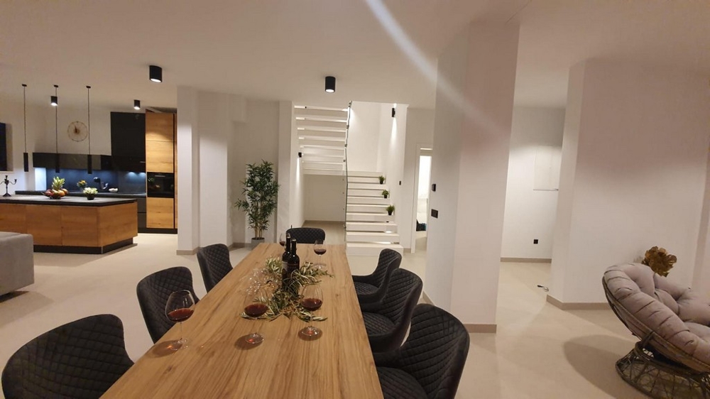 Vue depuis la table à manger sur la cuisine de la villa H2132, en vente à Novalja.