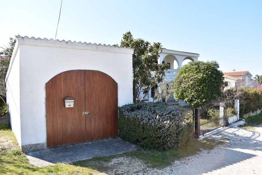 Garage avec porte en bois à l'entrée de la propriété