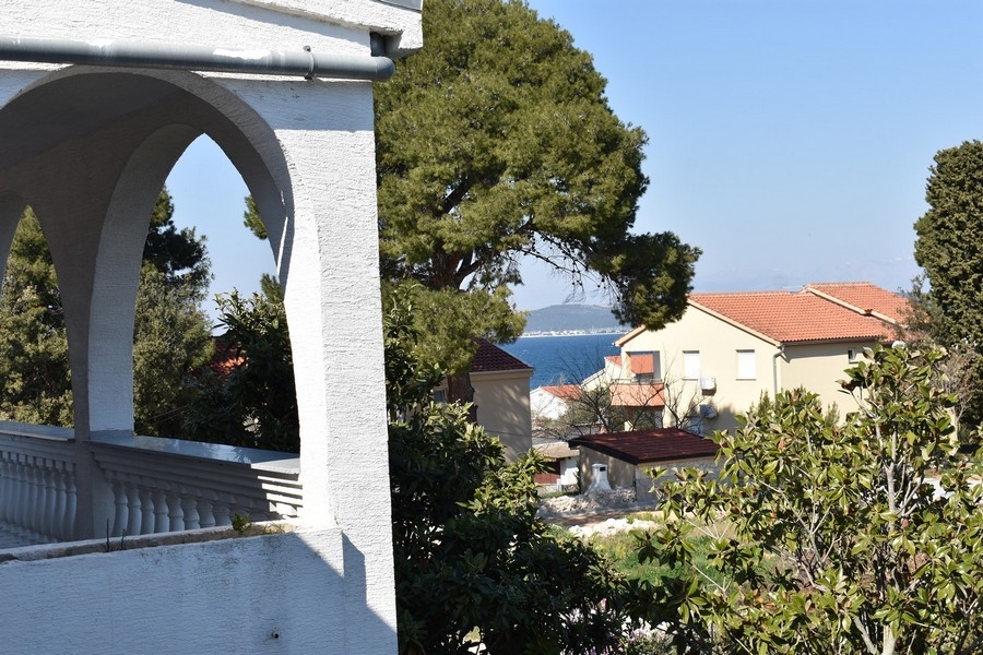Vue depuis la loggia entre les pins jusqu'à la mer