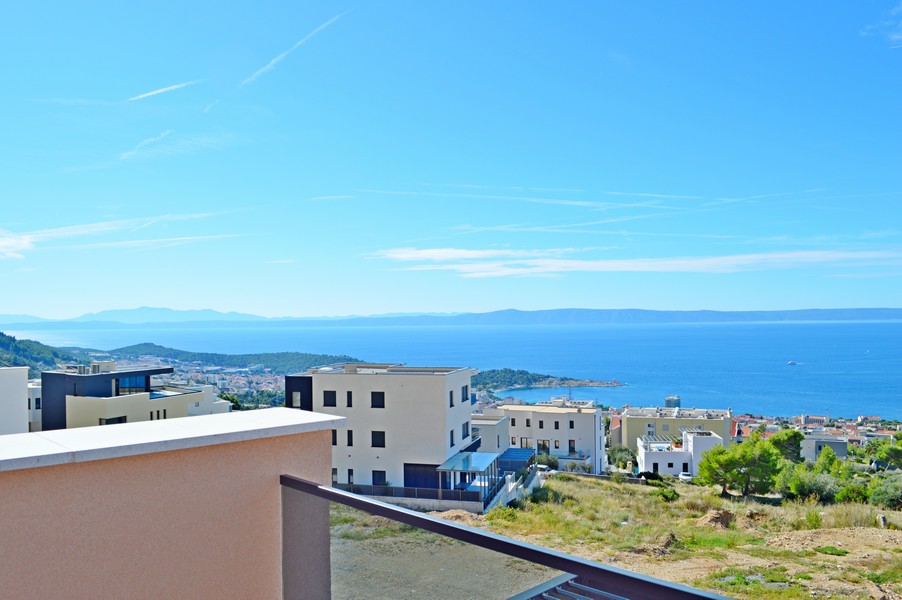 Vaste vue depuis le balcon sur le village et la mer