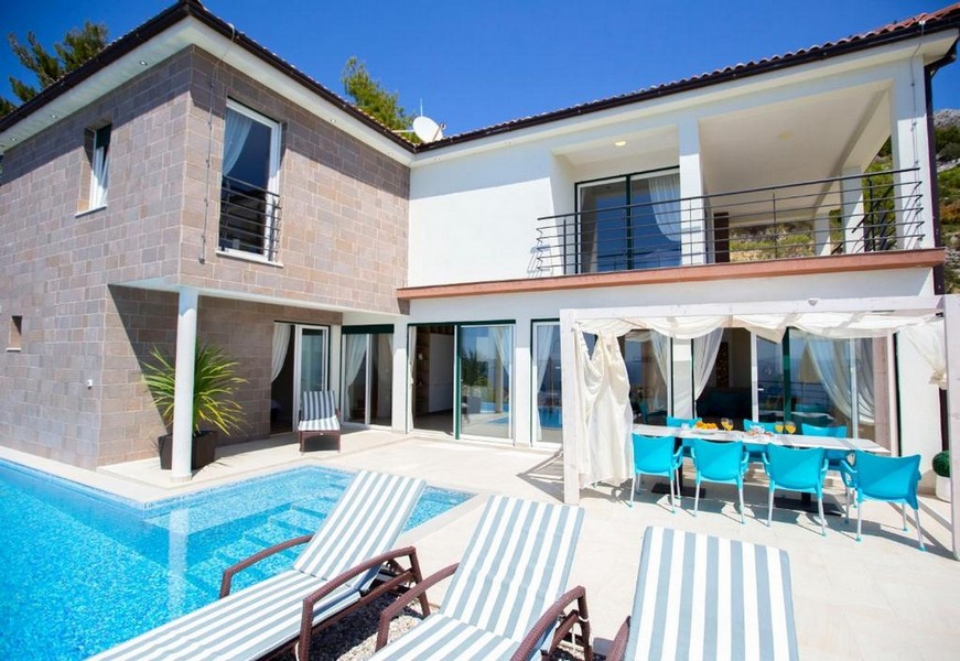 Villa avec piscine et pavillon aux chaises turquoise