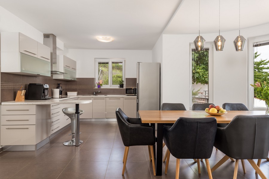 Cuisine avec table et îlot de cuisson