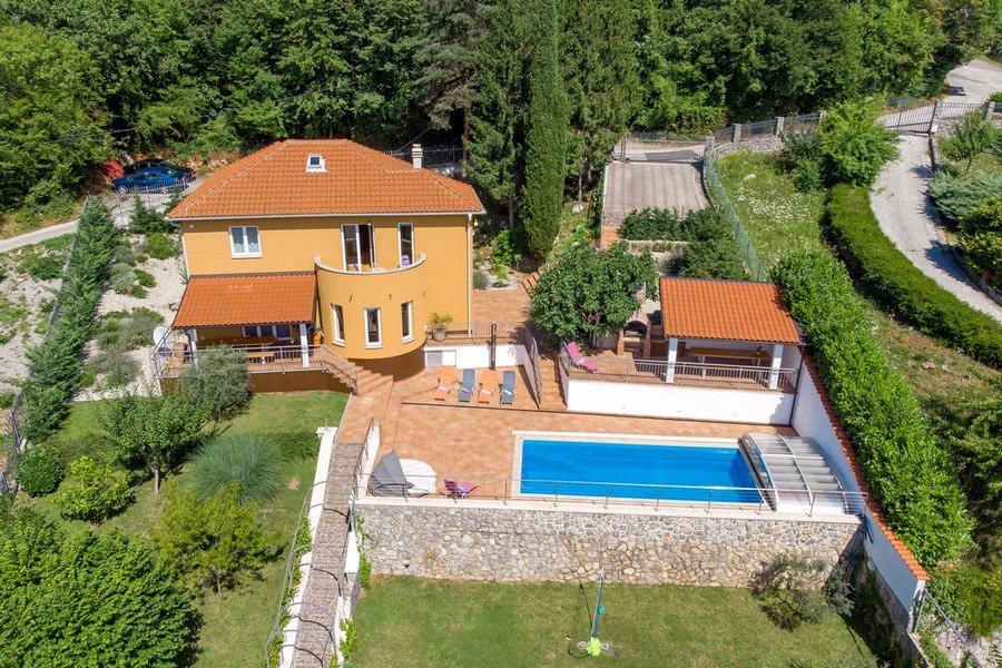 Vue aérienne de la villa avec piscine et pavillon dans la verdure
