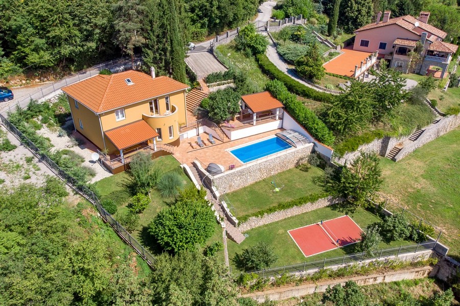Vue aérienne de la villa et de la piscine avec terrain de jeu dans le jardin