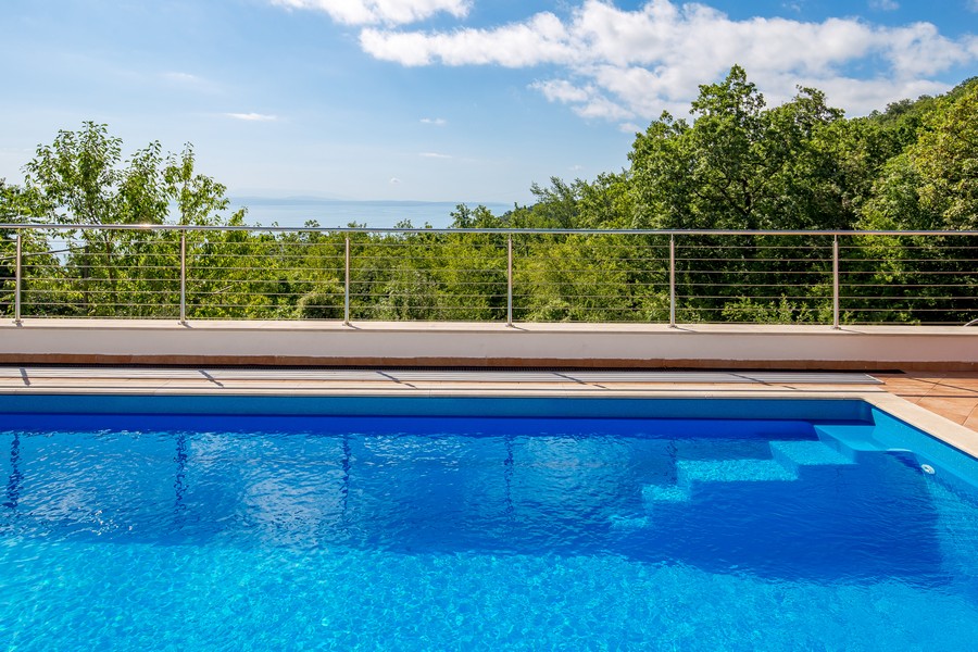 Piscine et terrasse avec vue mer