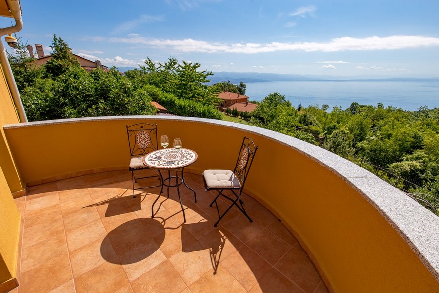 Balcon avec table et vue mer