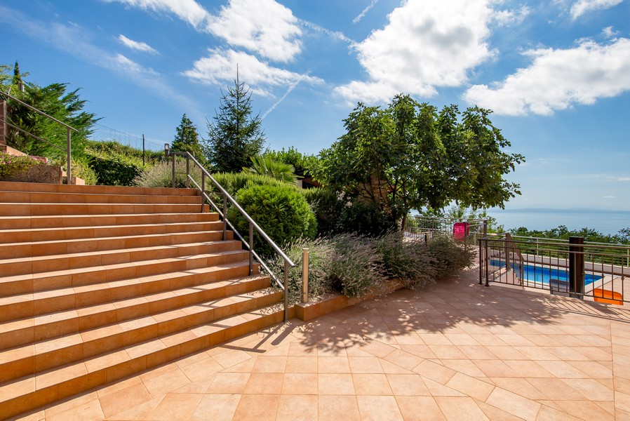 Jardin avec escalier et vue sur la mer