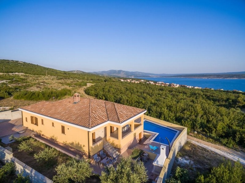Vue aérienne de la maison avec piscine au-dessus de l'oliveraie