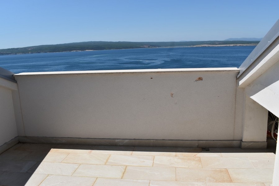 Toit-terrasse en gros œuvre avec vue sur la côte d'en face