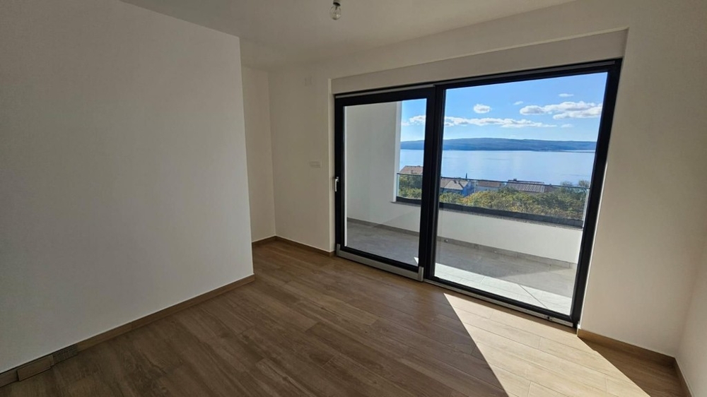 Pièce avec porte coulissante donnant sur le balcon et vue mer à Dramalj - H2197