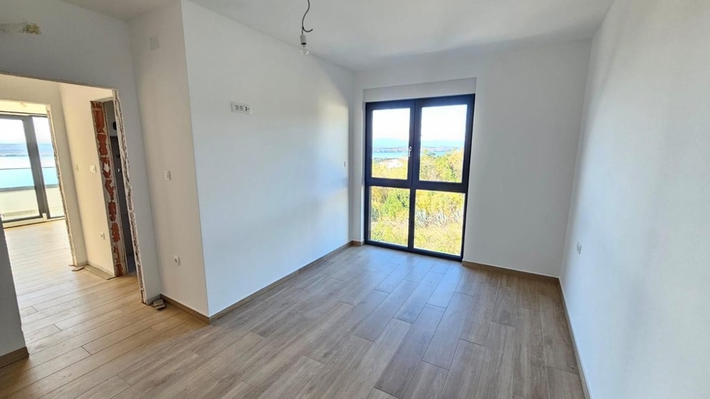 Pièce avec sol stratifié et porte-fenêtre dans la construction neuve à Dramalj - H2197