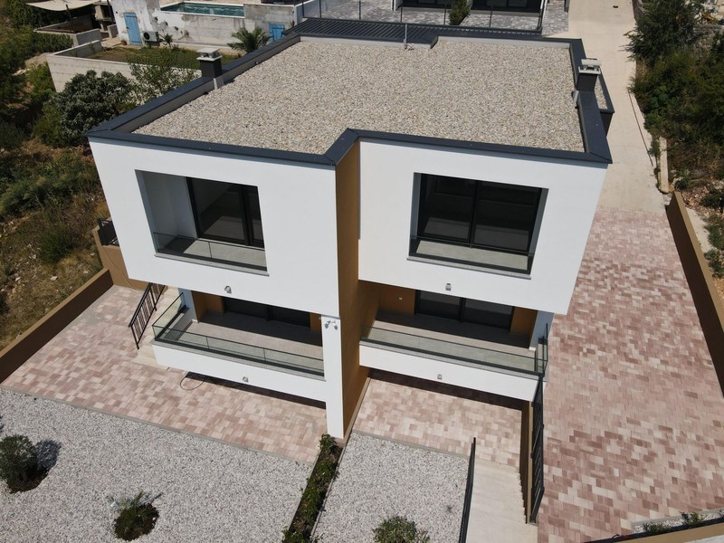 Maison de deux logements à Dramalj près de Crikvenica vue d'en haut, toit plat et allée d'accès pavée - H2197