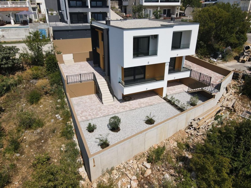 Construction neuve à Dramalj, golfe du Kvarner, avec terrasses et jardin aménagé - H2197