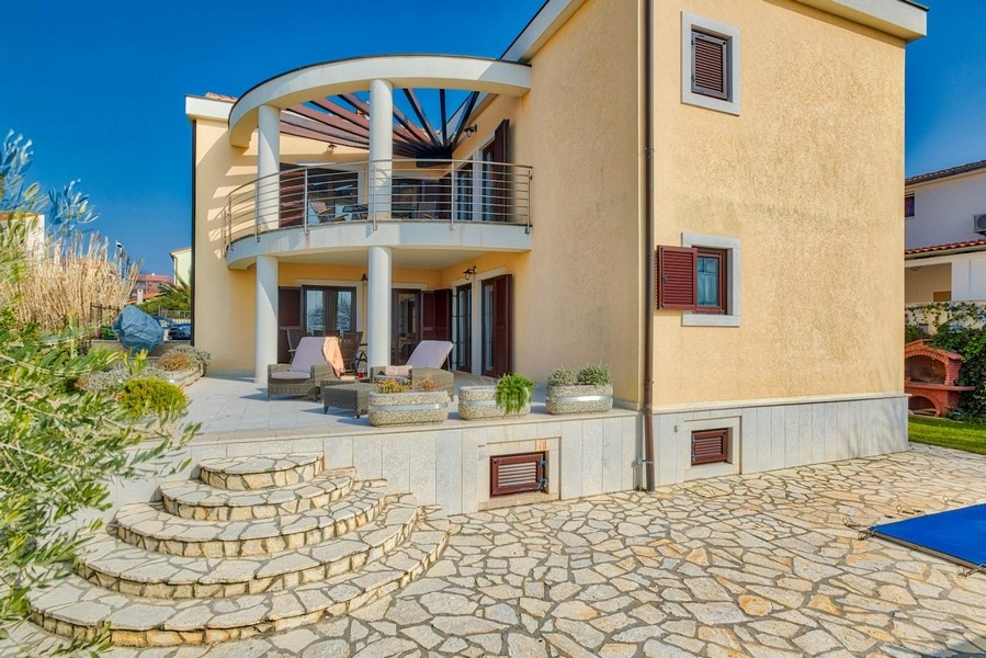 Villa avec balcon rond et escalier courbe en pierre naturelle