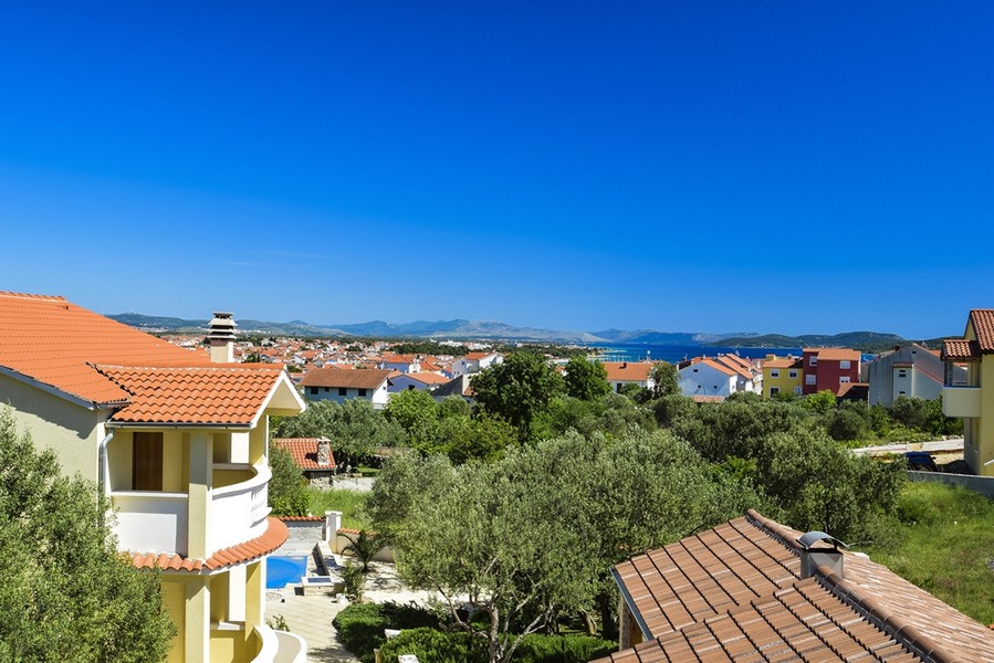 Vue au-dessus des oliviers et des toits sur la baie de Vodice
