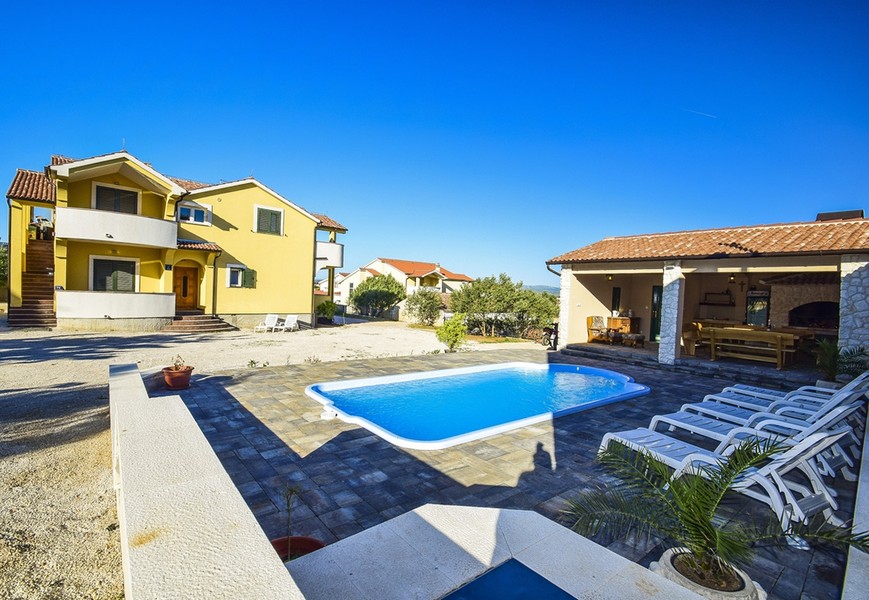 Villa jaune avec piscine et cuisine d'été couverte