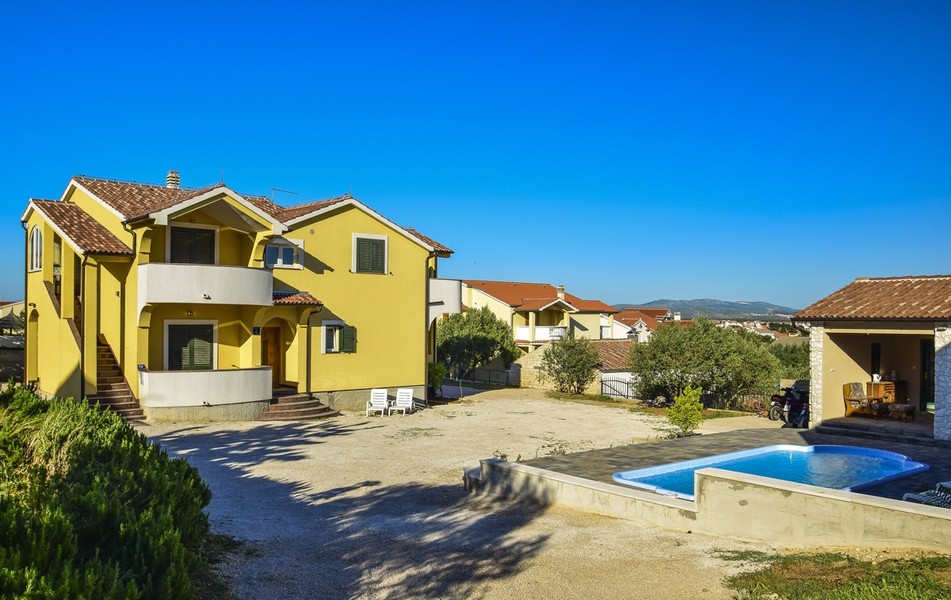 Villa jaune avec piscine et cuisine d'été couverte