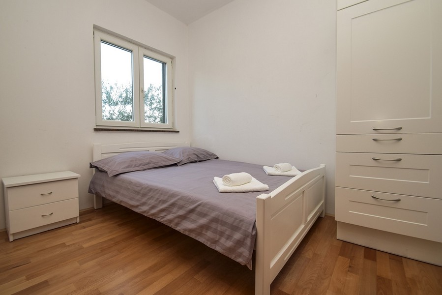 Chambre avec lit blanc et armoire