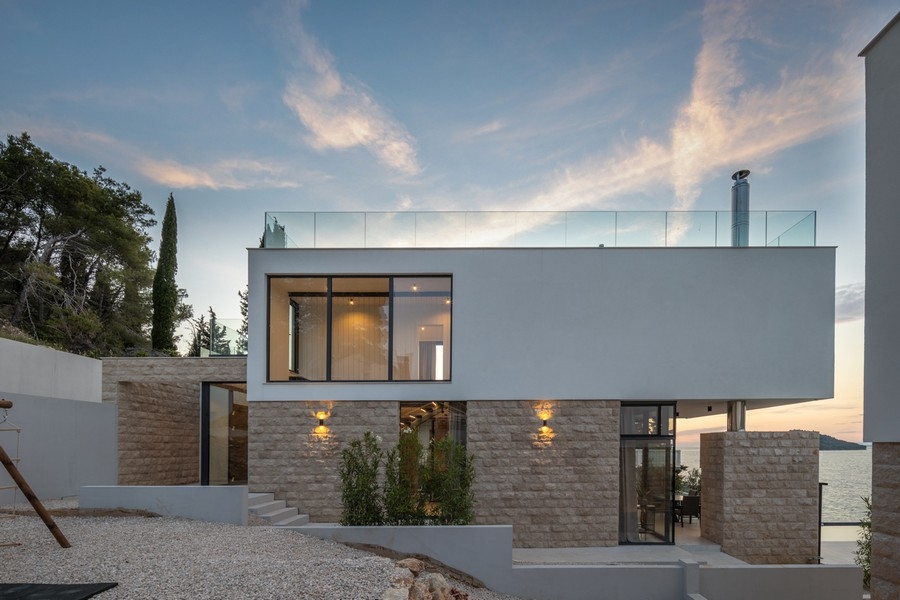 Maison avec soubassement en pierre naturelle à la lumière du soir au bord de la mer
