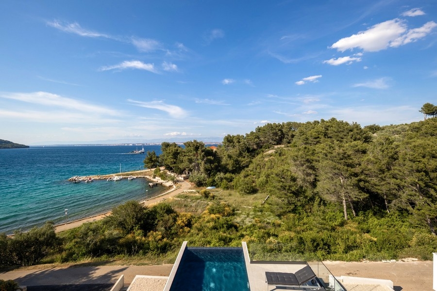 Piscine et vue mer.