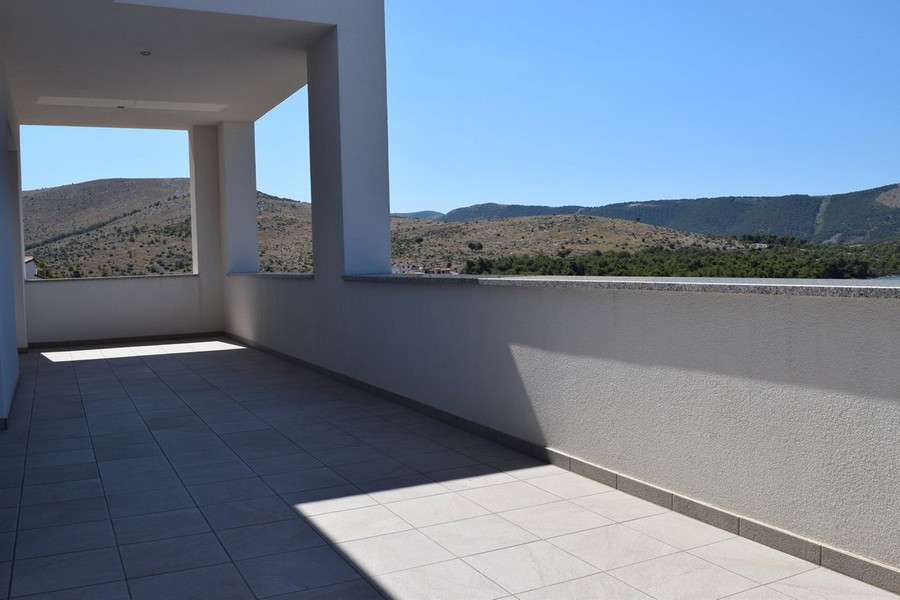 Terrasse vide avec colonnes et vue sur les collines karstiques