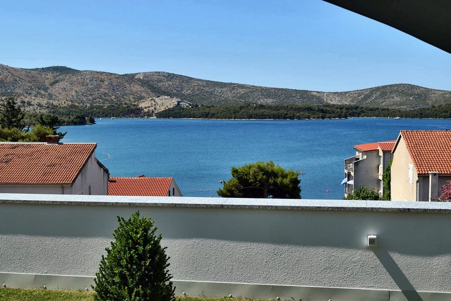 Vue de la terrasse par-dessus la baie sur les collines