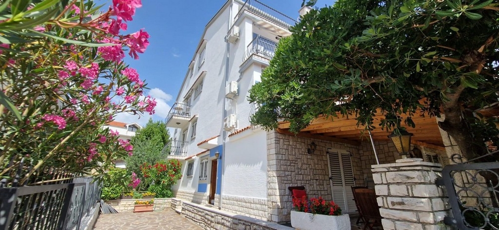 Villa à Selce avec balcons et lauriers-roses en fleurs devant