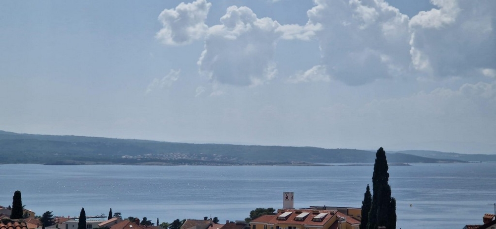 Vaste vue sur la baie et la côte d'en face