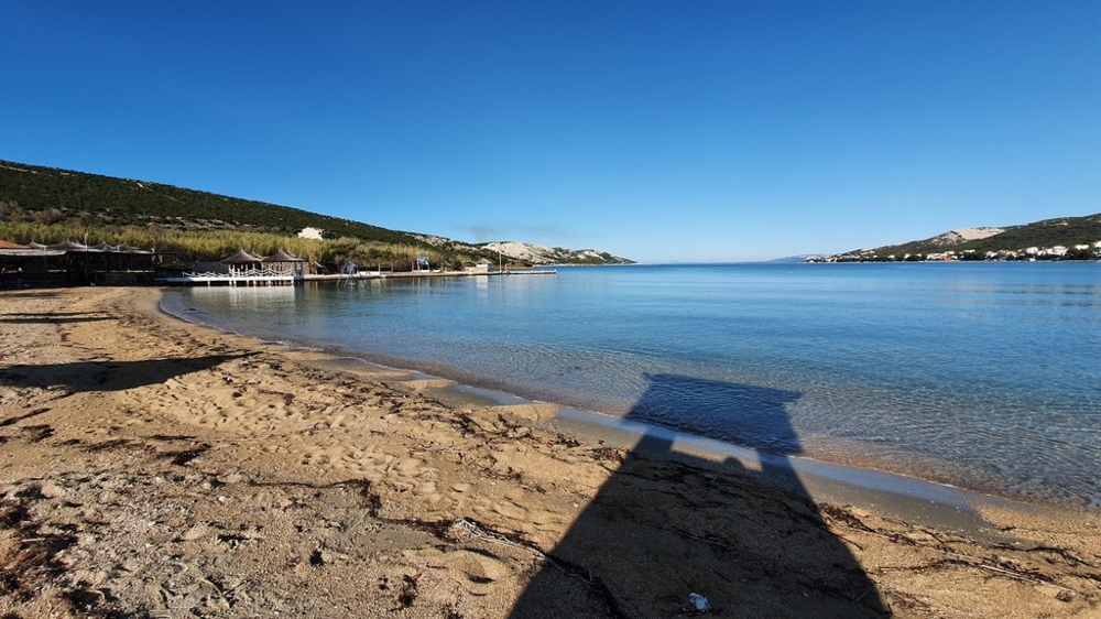 Plage de sable avec eau de mer limpide